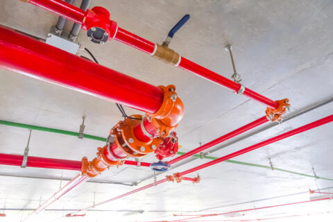 Impianto sprinkler installato sul soffitto di una struttura aziendale in Sardegna