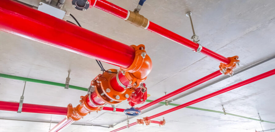 Impianto sprinkler installato sul soffitto di una struttura aziendale in Sardegna